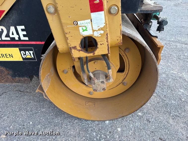 image for item HI9361 2006 Caterpillar CB-224E double drum vibratory roller