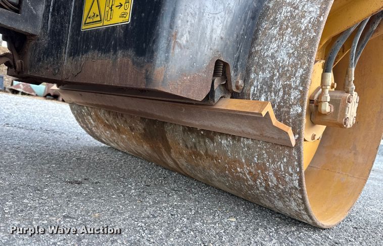 image for item HI9361 2006 Caterpillar CB-224E double drum vibratory roller