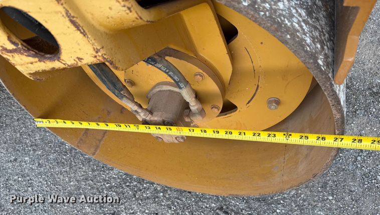 image for item HI9361 2006 Caterpillar CB-224E double drum vibratory roller