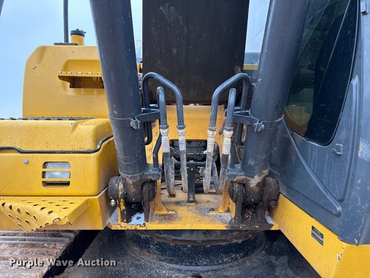 image for item HI9389 2015 John Deere 210G LC excavator