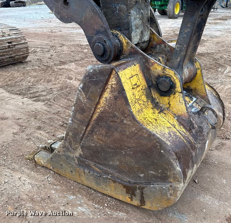 image for item HI9389 2015 John Deere 210G LC excavator