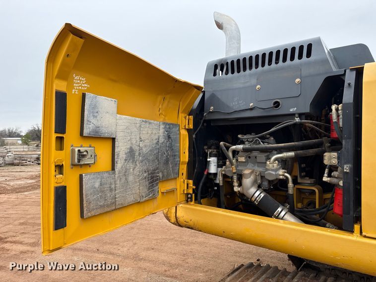 image for item HI9389 2015 John Deere 210G LC excavator