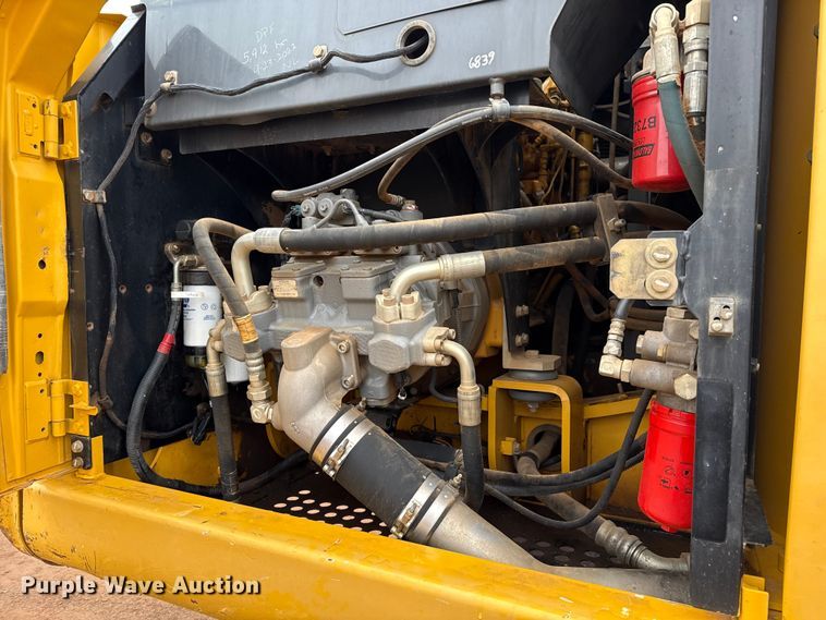 image for item HI9389 2015 John Deere 210G LC excavator