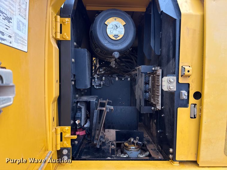 image for item HI9389 2015 John Deere 210G LC excavator