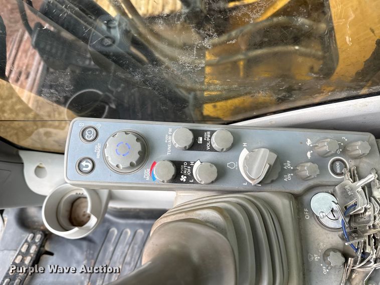 image for item HI9389 2015 John Deere 210G LC excavator