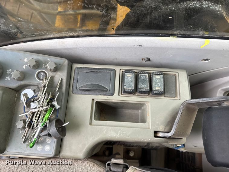 image for item HI9389 2015 John Deere 210G LC excavator