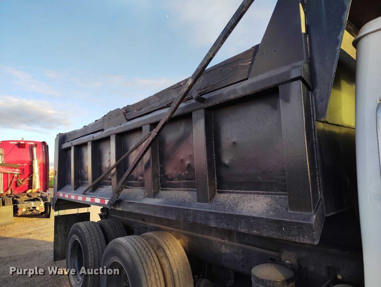 image for item IH9363 1998 International 4900 dump truck