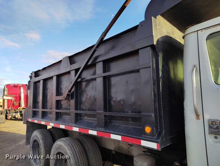 image for item IH9364 1999 International 4900 dump truck