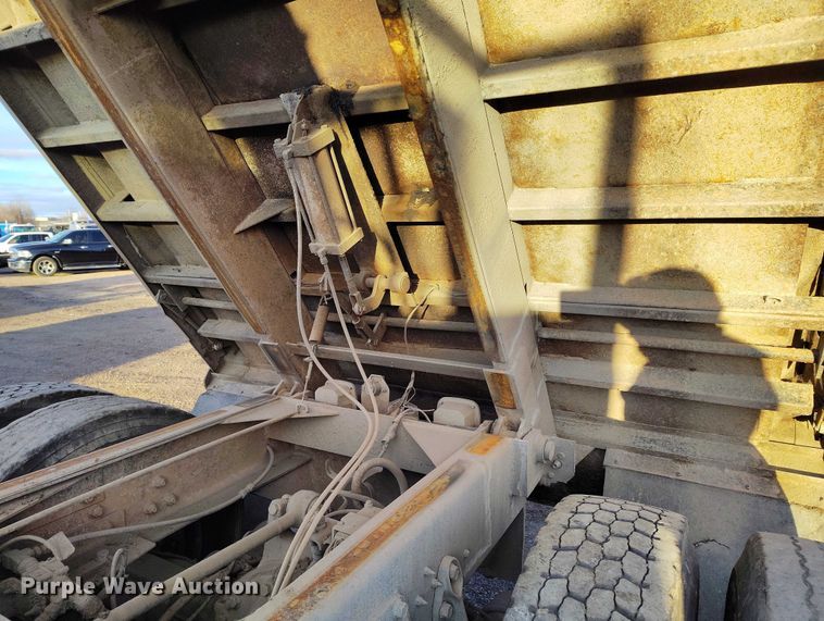 image for item IH9364 1999 International 4900 dump truck