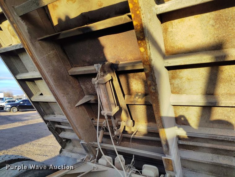 image for item IH9364 1999 International 4900 dump truck