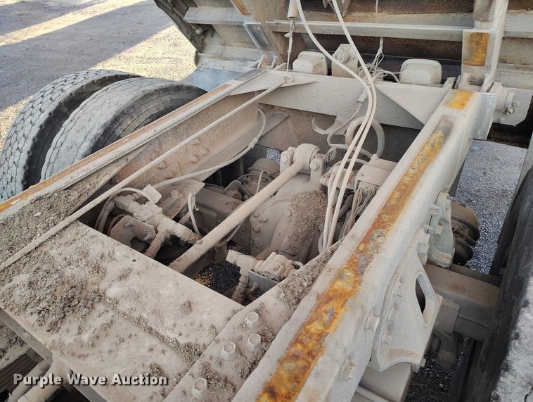 image for item IH9364 1999 International 4900 dump truck