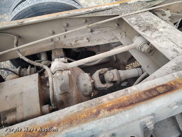 image for item IH9364 1999 International 4900 dump truck