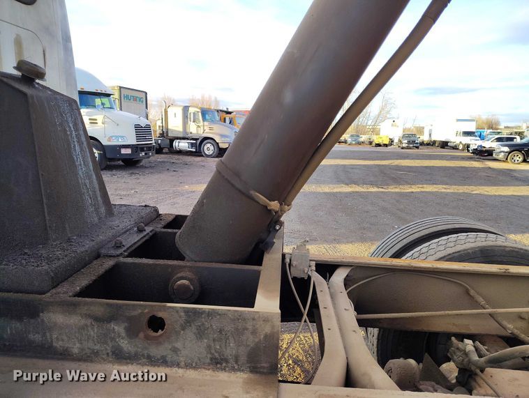 image for item IH9364 1999 International 4900 dump truck