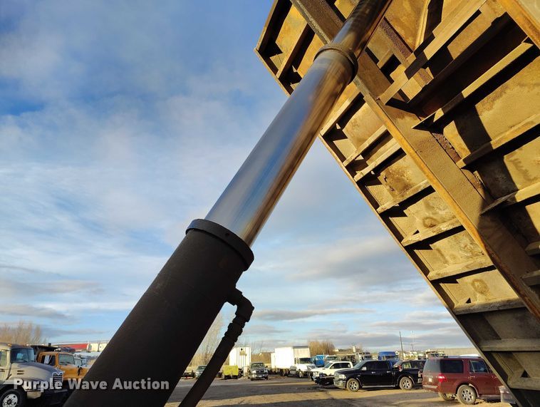 image for item IH9364 1999 International 4900 dump truck