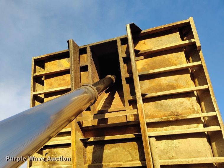 image for item IH9364 1999 International 4900 dump truck