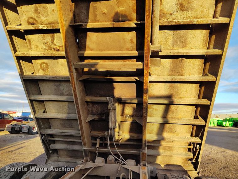 image for item IH9364 1999 International 4900 dump truck