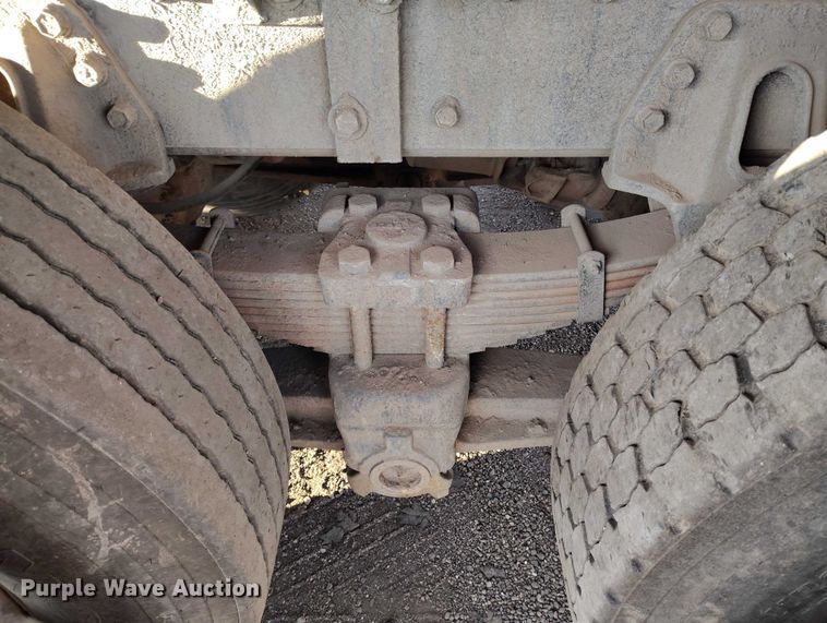 image for item IH9364 1999 International 4900 dump truck