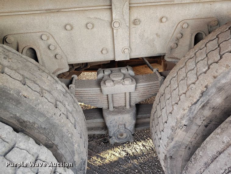 image for item IH9364 1999 International 4900 dump truck