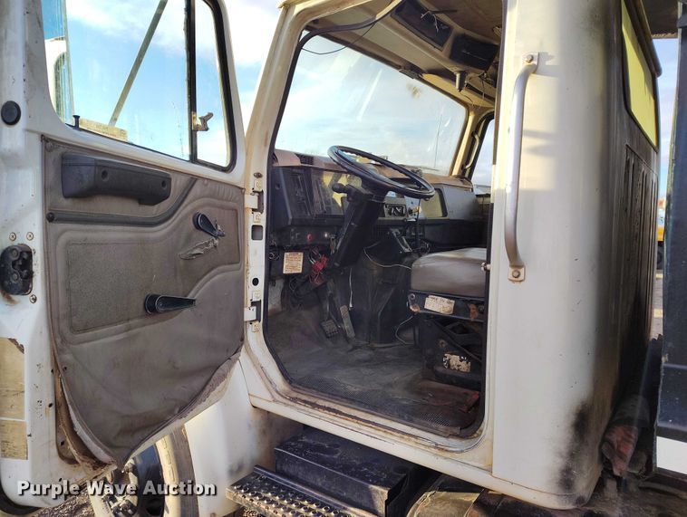 image for item IH9364 1999 International 4900 dump truck
