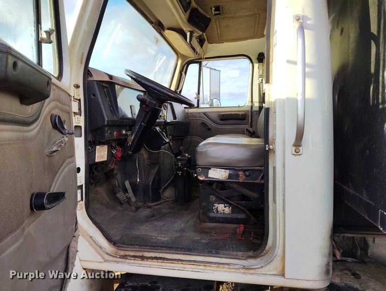 image for item IH9364 1999 International 4900 dump truck