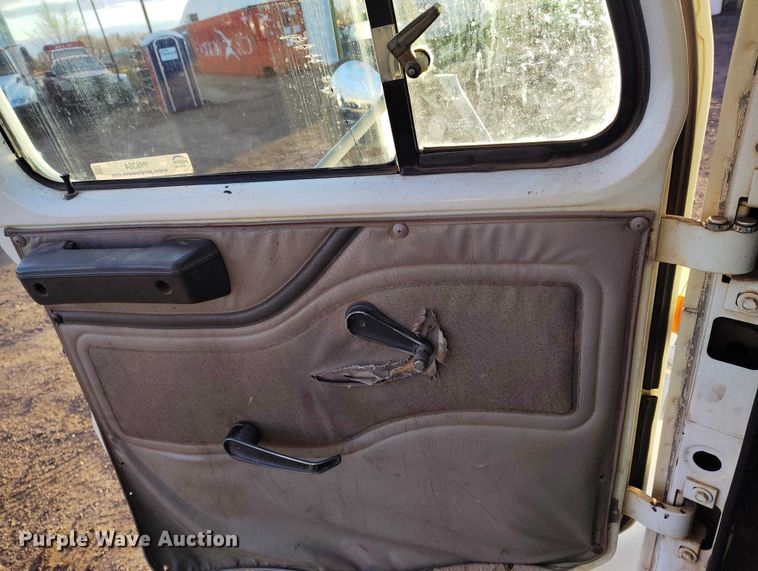 image for item IH9364 1999 International 4900 dump truck