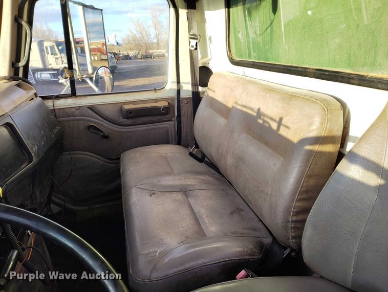 image for item IH9364 1999 International 4900 dump truck