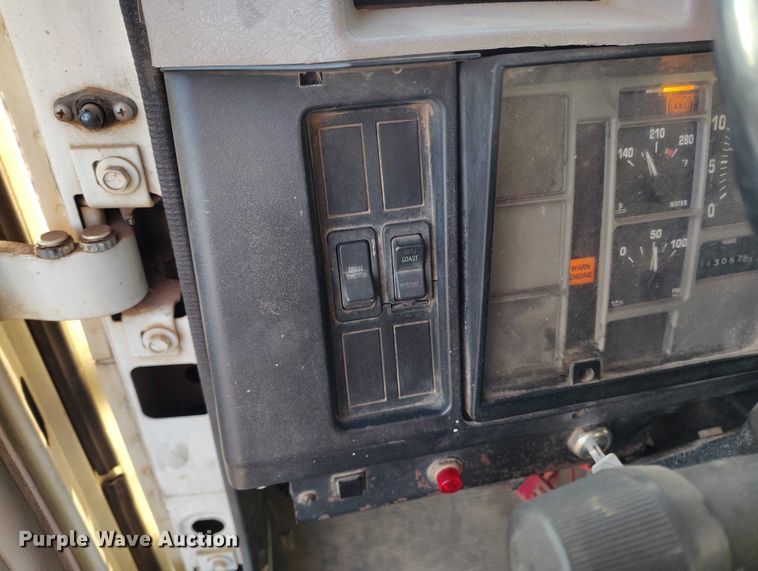 image for item IH9364 1999 International 4900 dump truck