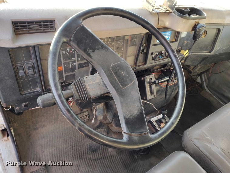 image for item IH9364 1999 International 4900 dump truck