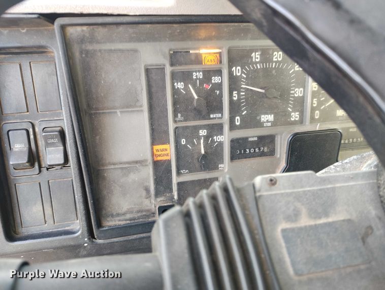 image for item IH9364 1999 International 4900 dump truck