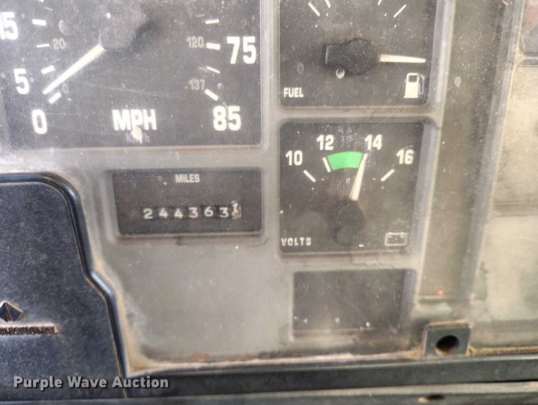 image for item IH9364 1999 International 4900 dump truck