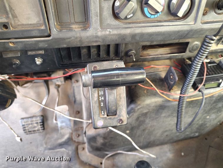 image for item IH9364 1999 International 4900 dump truck