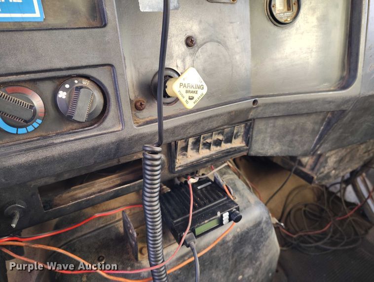 image for item IH9364 1999 International 4900 dump truck