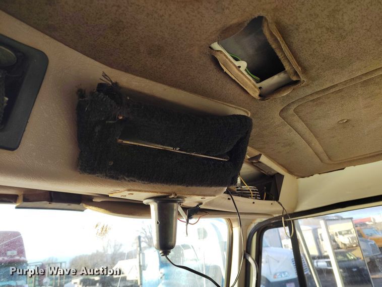 image for item IH9364 1999 International 4900 dump truck