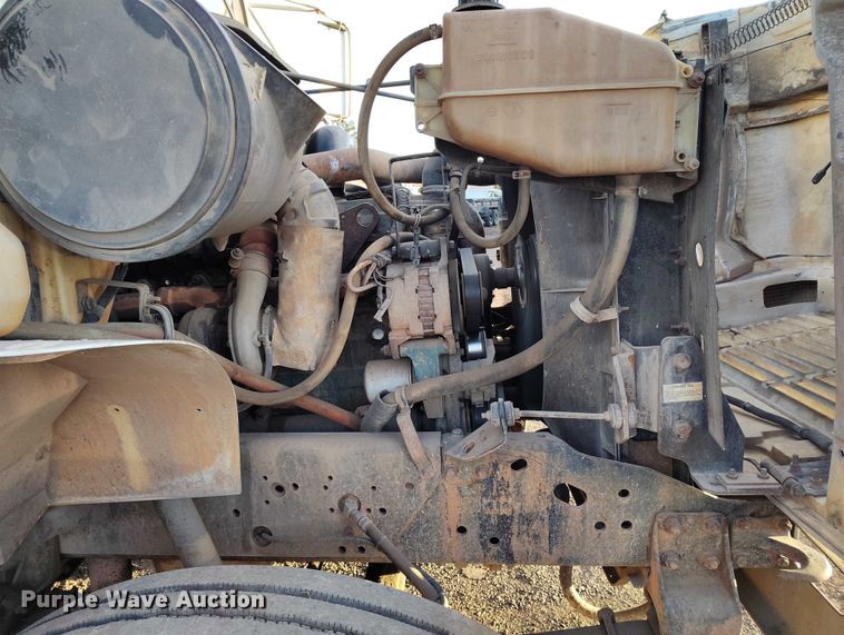 image for item IH9364 1999 International 4900 dump truck