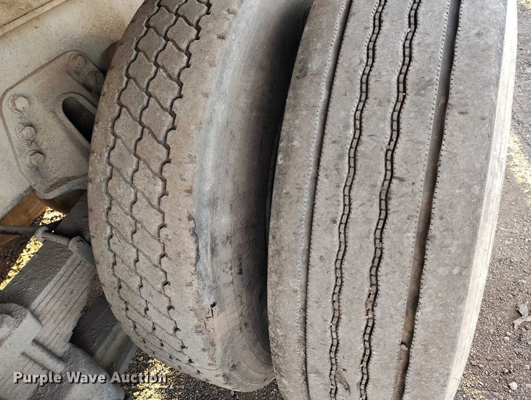 image for item IH9364 1999 International 4900 dump truck