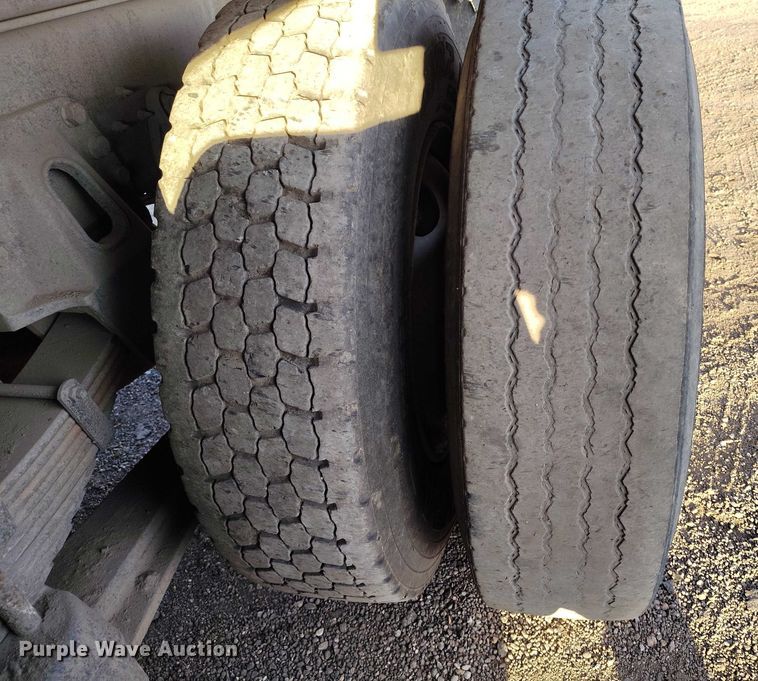 image for item IH9364 1999 International 4900 dump truck