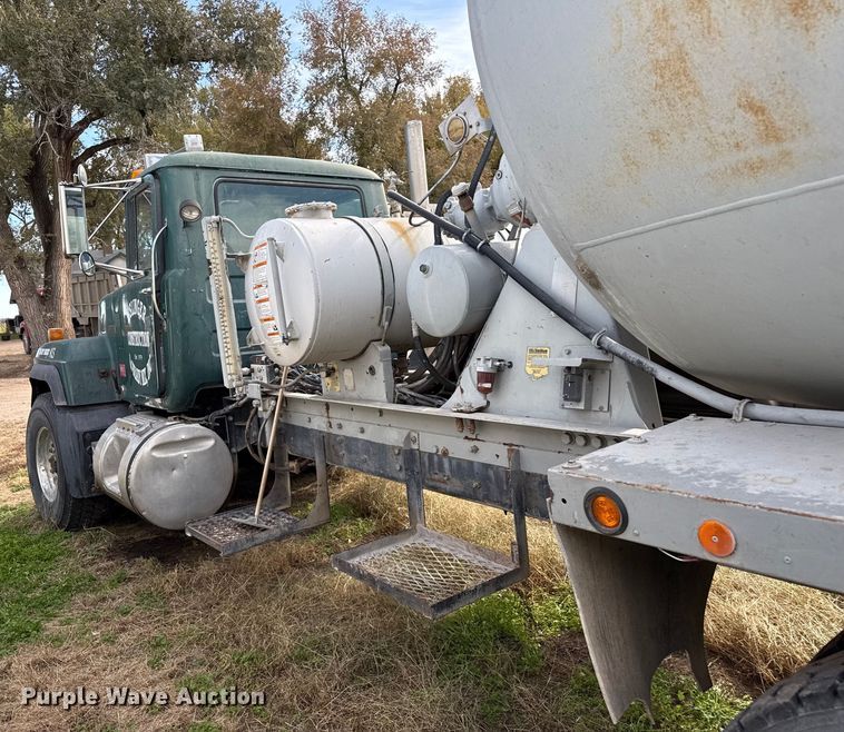 image for item NA9863 1997 Mack RD690S ready mix truck