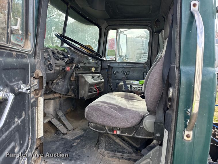 image for item NA9863 1997 Mack RD690S ready mix truck