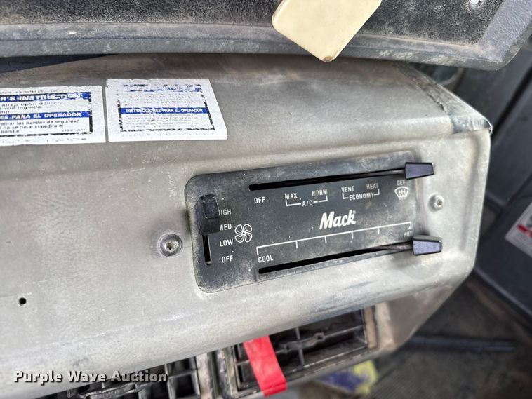 image for item NA9863 1997 Mack RD690S ready mix truck