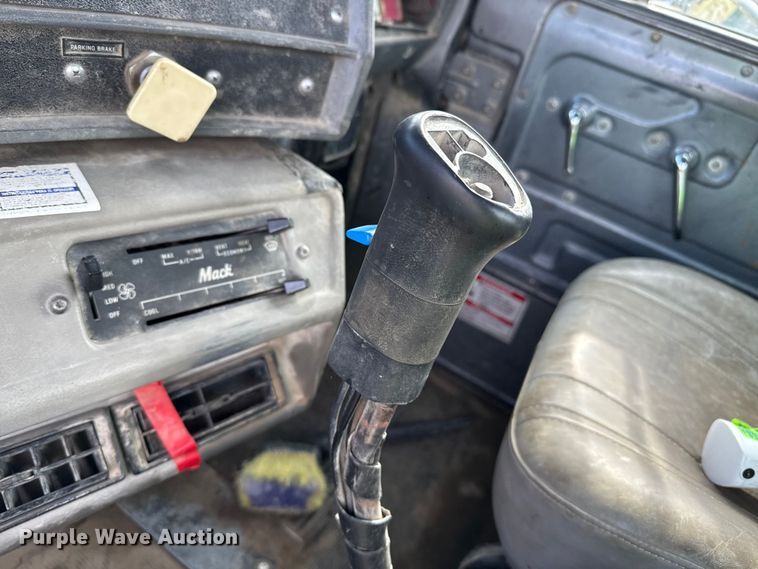 image for item NA9863 1997 Mack RD690S ready mix truck