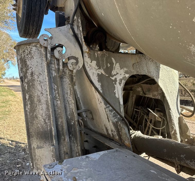 image for item NA9866 1999 Mack RD690S ready mix truck