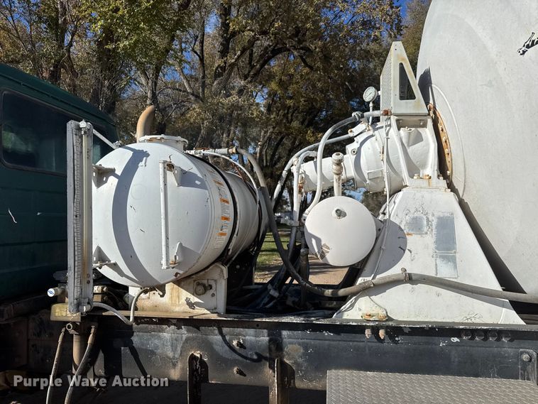 image for item NA9866 1999 Mack RD690S ready mix truck