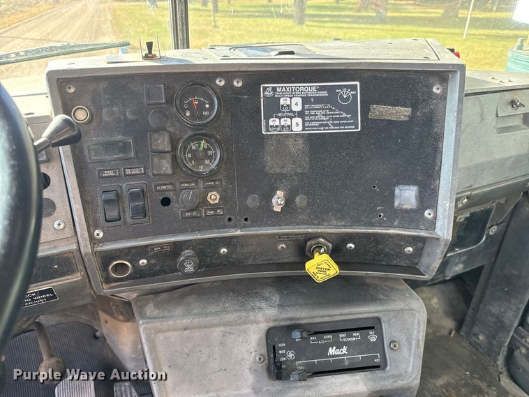 image for item NA9866 1999 Mack RD690S ready mix truck