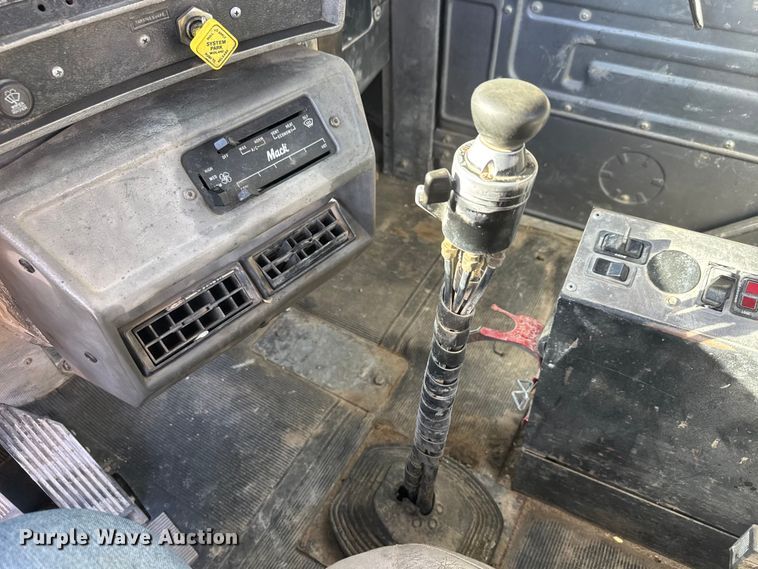 image for item NA9866 1999 Mack RD690S ready mix truck