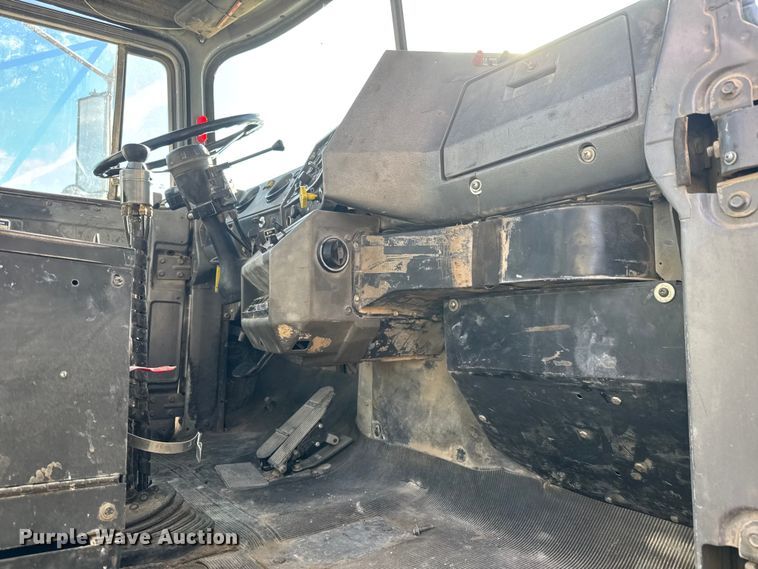 image for item NA9866 1999 Mack RD690S ready mix truck