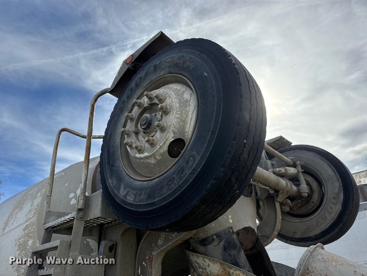 image for item NA9866 1999 Mack RD690S ready mix truck