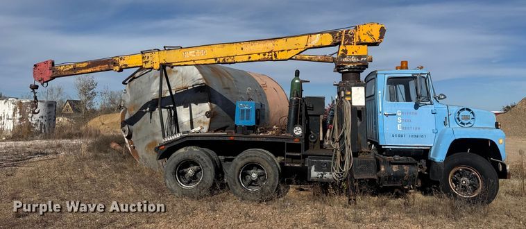 image for item NA9889 1979 Ford 8000 crane truck