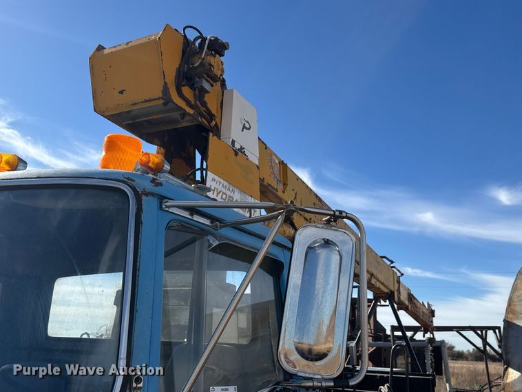 image for item NA9889 1979 Ford 8000 crane truck