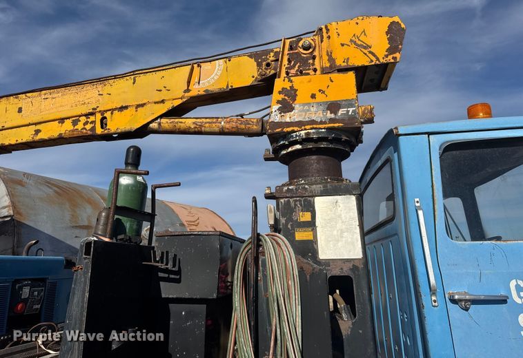 image for item NA9889 1979 Ford 8000 crane truck