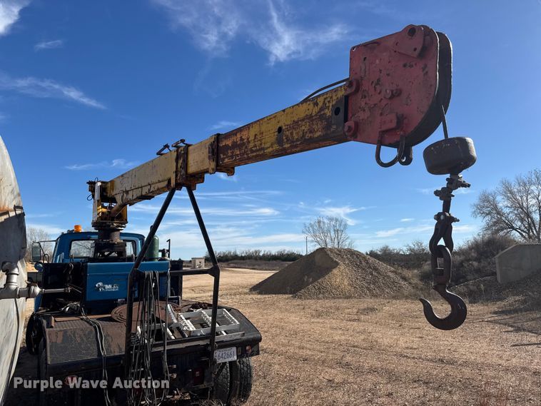 image for item NA9889 1979 Ford 8000 crane truck